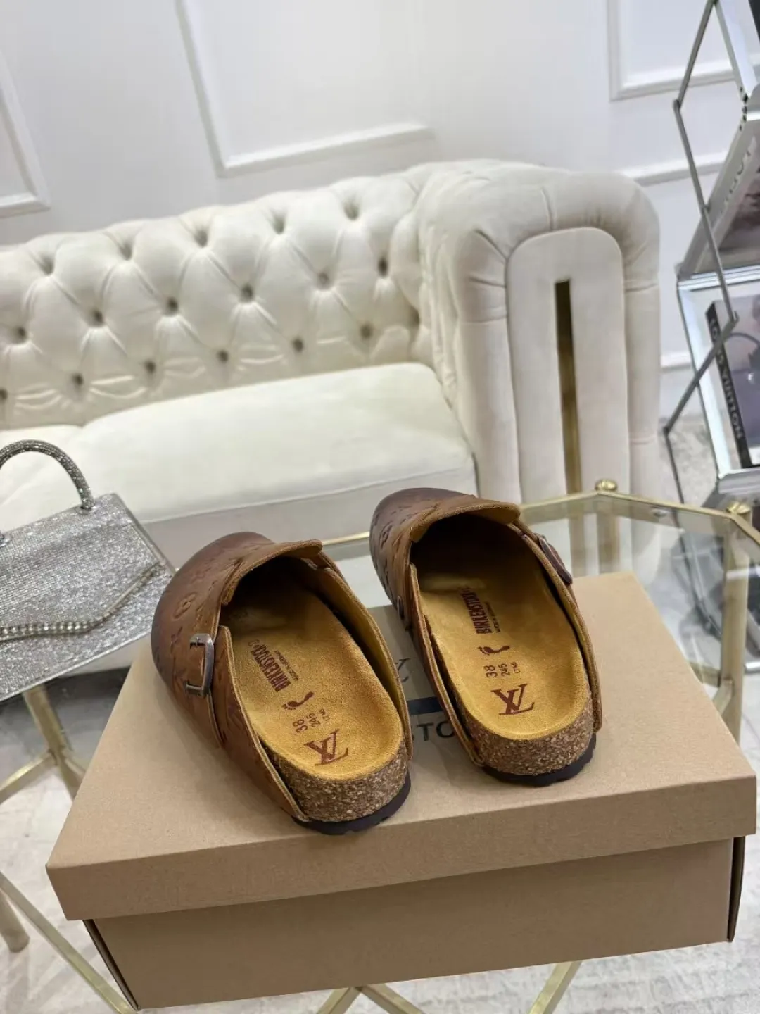 Women's p560 Men's p580 ✨ LV couple's toe-cap slippers | Full of high-end feel, you can walk with wind! ✨ This pair of LV classic toe-cap slippers is simply a "walking grass-planting machine"! Original three-dimensional embossed cowhide + cowhide fabric, the texture is high-end at first glance, and you will become a rich daughter/son in seconds ~💅 🌟 Why must you join TA? ✔️ Original embossed cowhide - clear texture but not cheap, classic presbyopia yyds ✔️ Belt buckle + metal logo - ecstatic control of details, exquisite to the heel! ✔️ Sheepskin lining + cushioned footbed - it feels like stepping on clouds ☁️, and you won’t feel tired when you go shopping~ ✔️ Non-slip rubber sole - walking is as stable as a mountain, and you are not afraid of slipping on rainy days!  👫 The best outfit for couples: Whether it’s shorts, T-shirts👕 or long skirts and suits👗, pairing these shoes with each other will immediately create a lazy and high-end atmosphere! Everyday outings/vacations, no matter what you shoot, it will look like a blockbuster📸🔥 The texture and foot feel that only the higher version can have, it is not a hit or a hit! Heartbeat is not as good as action. True love is true when both pairs are in pairs~💖 #LVcoupleslippers #高色综合 #好看不狠的 Feet #couples’ must-have